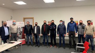 News Gruppe von Männern mit Masken steht im Besprechungsraum