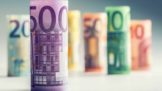 News Aufgerollte Euro-Banknoten verschiedener Werte in einer Reihe