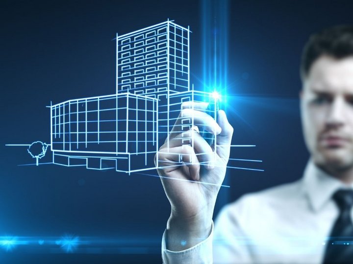 Digitale Lösungen Mann zeichnet virtuelles 3D-Gebäudemodell mit blauem Licht auf dunklem Hintergrund