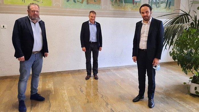 Schmiede und Schlosser: Hürden gemeinsam meistern Drei Männer in einem Raum mit Abstand zueinander