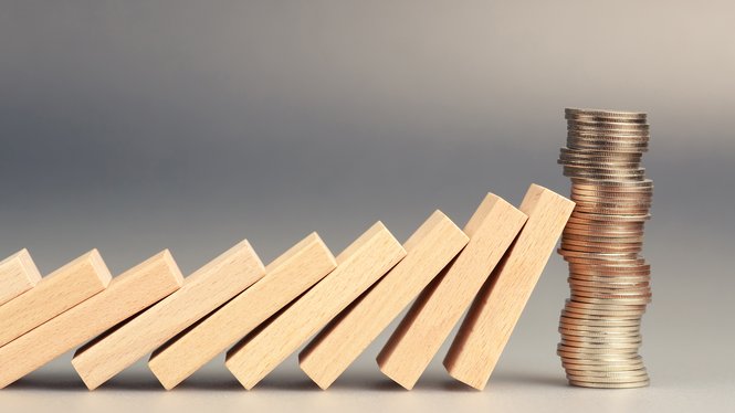 Home Tessere del domino fermate da una pila di monete