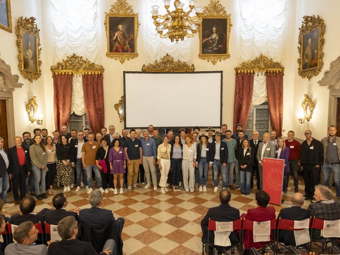 30 Jahre WorldSkills South Tyrol, Italy: die Erfolgsgeschichte der Berufsmeisterschaften Gruppenfoto in einem prunkvollen Raum mit Gemälden und Kronleuchter