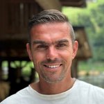 Burggrafenamt Porträt eines lächelnden Mannes mit kurzem Haar im Freien