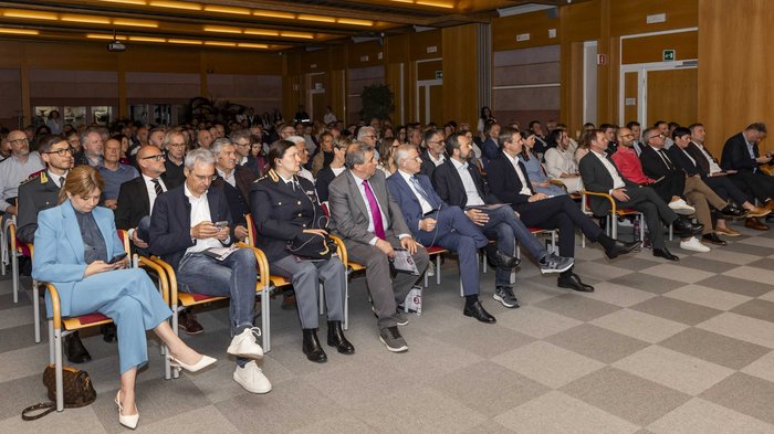 “Fieri di fare artigianato”: l'Assemblea provinciale dell'artigianato altoatesino celebra successi, persone e visioni Pubblico seduto in una sala conferenze durante un evento