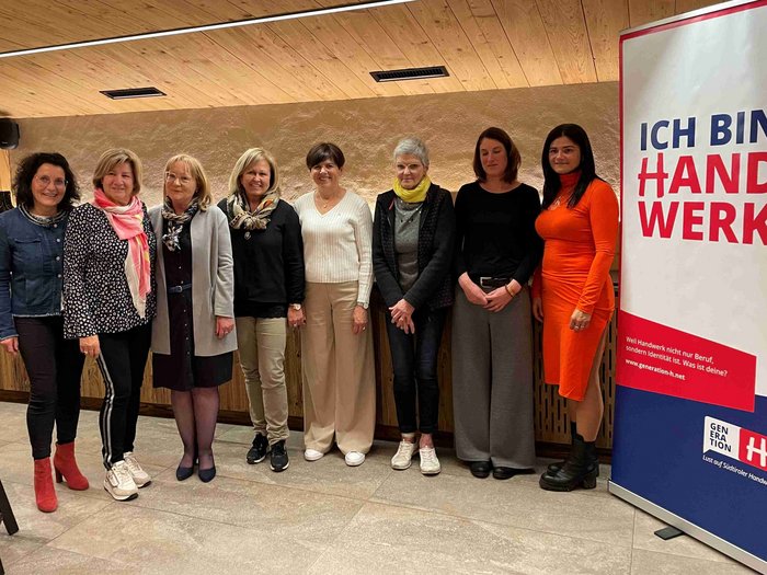 Frauen im Handwerk im Wipptal haben gewählt Gruppe von acht Frauen steht neben einem Plakat mit Aufschrift Ich bin Handwerk