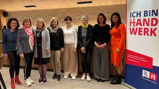 News Gruppe von acht Frauen steht neben einem Plakat mit Aufschrift Ich bin Handwerk