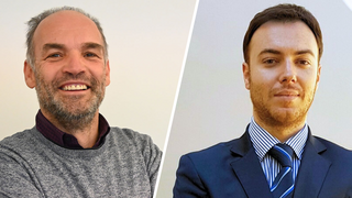 News Ritratti di due uomini, uno sorridente con maglione, l'altro serio in completo e cravatta