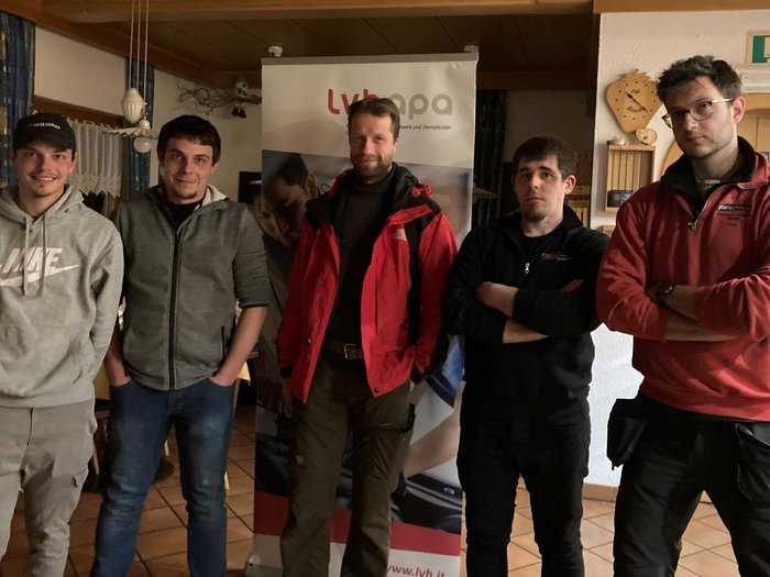 Neue Führung der Handwerker in Martell Fünf Männer stehen vor einem lvhapa Roll-up in einem Raum