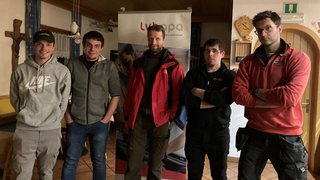 News Fünf Männer stehen vor einem lvhapa Roll-up in einem Raum