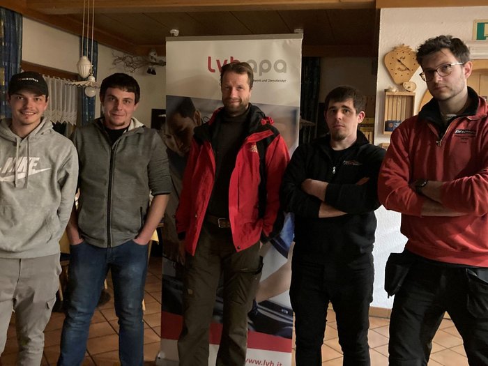 Neue Führung der Handwerker in Martell Fünf Männer stehen vor einem lvhapa Roll-up in einem Raum