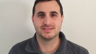 News Mann mit kurzer dunkler Haarfarbe trägt eine fleecejacke von Ungerer