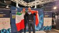 Gold und Medaillon for Excellence für Südtirol Zwei Männer mit italienischer Flagge bei WorldSkills Wettbewerb für KFZ-Mechatronik