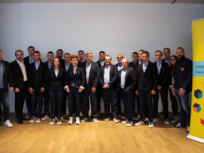 WorldSkills 2022: il Team Italy torna a gareggiare Foto di gruppo dei membri di WorldSkills Italy davanti allo striscione in abbigliamento formale casual