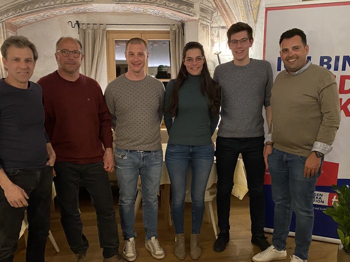 Josef Pichler als lvh-Ortsobmann bestätigt Sechs Personen stehen in einem Raum mit bemalter Decke und Leseplakat im Hintergrund