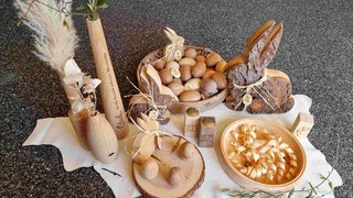 News Ostereier und Hasen aus Holz mit dekorativen Vasen auf weißem Tuch