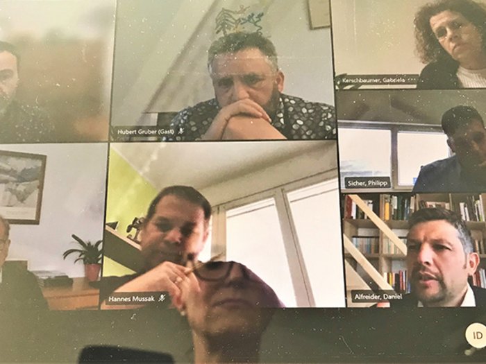 Öffentliche Aufträge: Gemeinsam die Wirtschaft stärken Videoanruf mit mehreren Personen im Gespräch