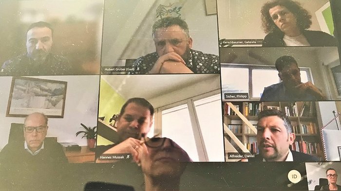 Öffentliche Aufträge: Gemeinsam die Wirtschaft stärken Videoanruf mit mehreren Personen im Gespräch