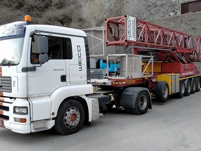 Unwetterkatastrophe in Emilia-Romagna: Handwerk zeigt sich solidarisch Weißes MAN-Lkw-Zugfahrzeug mit rotem Krananhänger geparkt