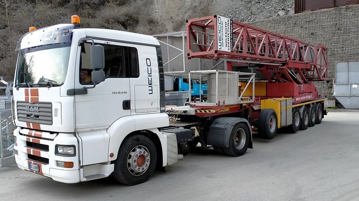 Unwetterkatastrophe in Emilia-Romagna: Handwerk zeigt sich solidarisch Weißes MAN-Lkw-Zugfahrzeug mit rotem Krananhänger geparkt