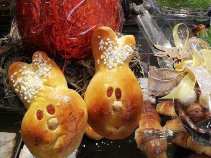 Ostern in Südtirol: Lebensmittelhandwerk überzeugt mit Qualität, Vielfalt und Tradition Zwei Osterhasenbrötchen mit Zuckerperlen auf einem Tisch mit Dekoration