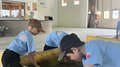 Kids-Academy 2024: buntes Handwerk in Bruneck Kinder lernen in einer Halle mit Holzboxen und Werkzeugen