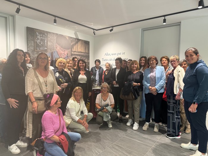 Frauen entdecken Traditionsbetriebe Gruppe von Frauen steht in einem Raum mit einem großen Bild und Text an der Wand