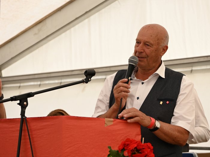 62. Althandwerkertreffen in der Festung Franzensfeste Älterer Mann hält Mikrofon und spricht bei Veranstaltung am Rednerpult