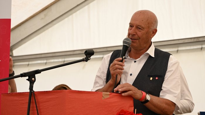 62° incontro degli artigiani anziani a Fortezza Uomo anziano che parla al microfono durante un evento al podio