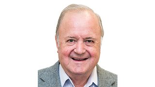 News Porträt eines lächelnden älteren Mannes vor weißem Hintergrund