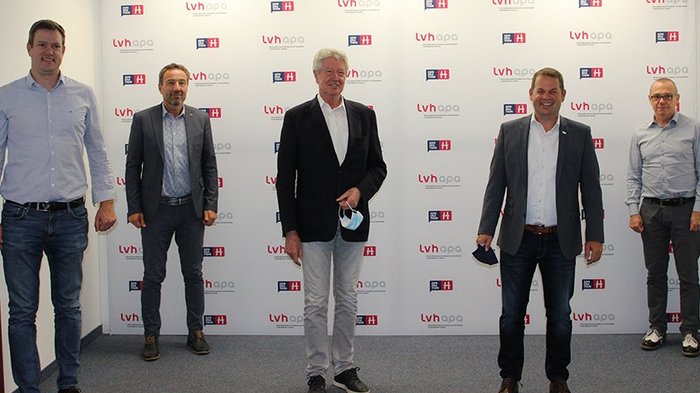 lvh-Spitze trifft Bozens Bürgermeisterkandidaten Fünf Männer stehen vor einer Wand mit LVH APA Logos