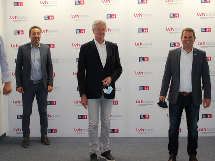 lvh-Spitze trifft Bozens Bürgermeisterkandidaten Fünf Männer stehen vor einer Wand mit LVH APA Logos