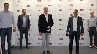 News Fünf Männer stehen vor einer Wand mit LVH APA Logos