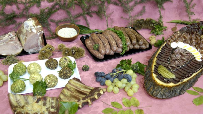 © lvh.apa Verschiedene regionale Fleischprodukte und Beilagen auf einem rosa Tisch