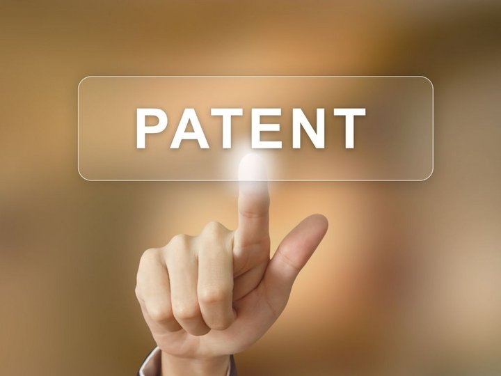 Incentivi innovativi e allo sviluppo di prodotti Mano che indica la parola brevetto su uno schermo trasparente