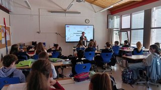 News Lehrer erklärt Werkberufe vor Schülern in einem hellen Klassenzimmer