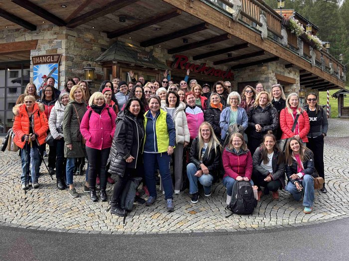 Frauen im Handwerk bei grenzüberschreitendem Netzwerktreffen Große Gruppe Frauen steht vor Rustikalem Gebäude mit Schild Hangle