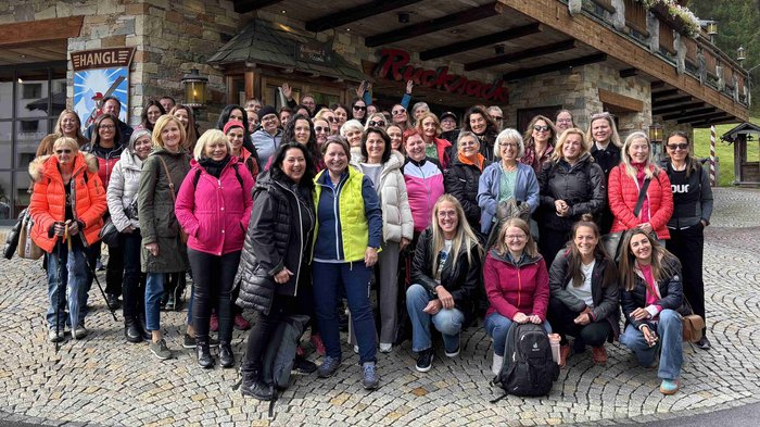 Frauen im Handwerk bei grenzüberschreitendem Netzwerktreffen Große Gruppe Frauen steht vor Rustikalem Gebäude mit Schild Hangle
