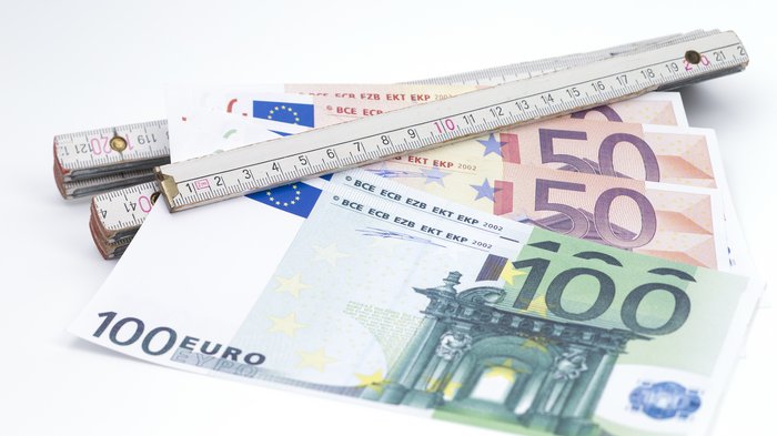 Superbonus 110: cooperazioni con gli istituti locali Banconote euro con un metro su sfondo bianco