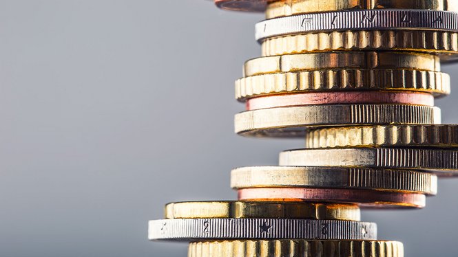 Home Primo piano di monete euro impilate su sfondo grigio