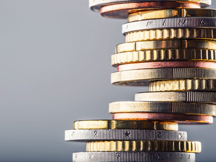 Digitalisierung gezielt fördern: Unterstützung für Kleinstbetriebe 2026 Nahaufnahme von gestapelten Euro-Münzen vor grauem Hintergrund