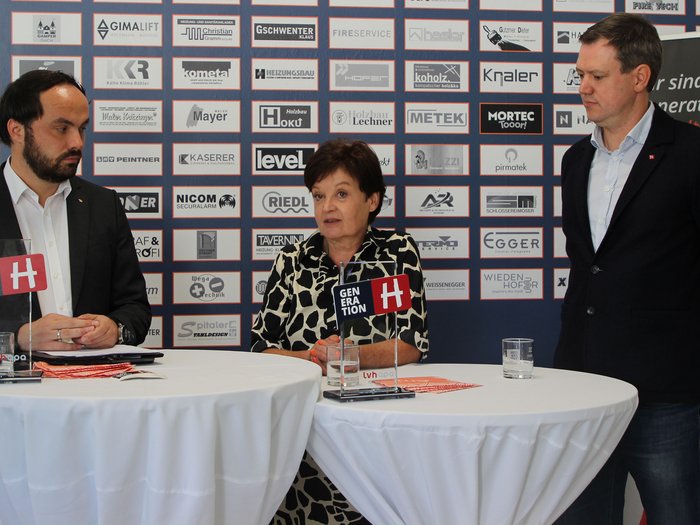 Landesrat Philipp Achammer, Unternehmerin Johanna Falser und lvh-Präsident Martin Haller © lvh.apa Drei Personen bei einer Podiumsdiskussion vor Sponsorenwand mit Generation H-Logo