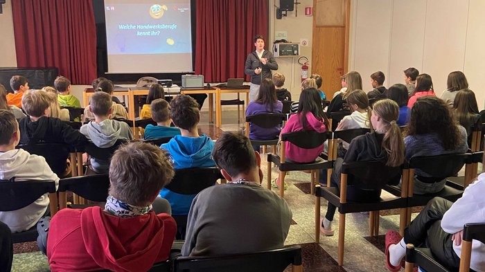 Alla Scuola media di Badia/La Villa presentati lavori da sogno nei settori dell’artigianato e dell’ospitalità Studenti ascoltano una lezione sulle professioni artigianali in aula