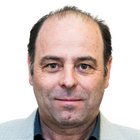 Restauratori Primo piano di un uomo di mezza età con giacca grigia e camicia scura su sfondo bianco