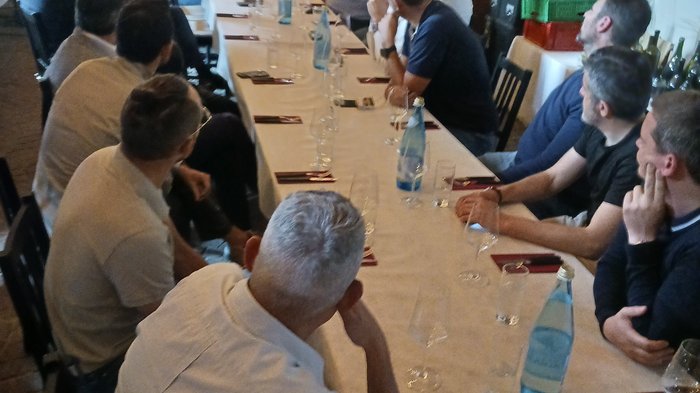 „Eine starke Interessenvertretung erfordert eine aktive Beteiligung aller“ Männer bei Tisch beobachten Präsentation auf Bildschirm im Raum