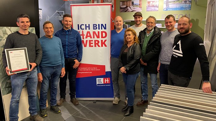 Handwerk: Fördergelder abholen Gruppe von neun Personen vor Banner ich bin handwerk in einem Innenraum