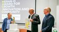 Assemblea generale annuale di lvh.apa insieme a hds Unione Cerimonia di premiazione Meran-O Award con tre uomini e trofeo su piedistallo