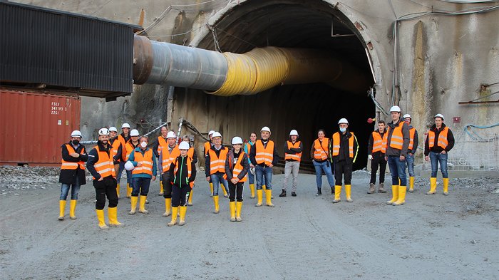 lvh-Delegation besichtigt Küchlbergtunnel-Baustelle Gruppe von Bauarbeitern vor einem Tunnel mit Sicherheitswesten und Helmen