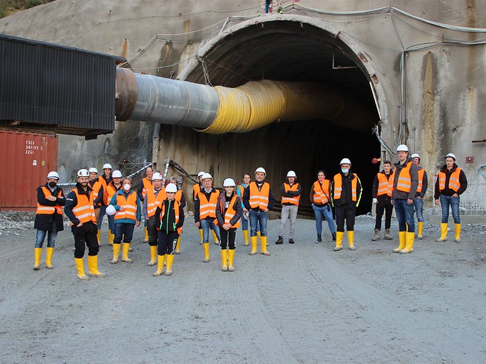 lvh-Delegation besichtigt Küchlbergtunnel-Baustelle Gruppe von Bauarbeitern vor einem Tunnel mit Sicherheitswesten und Helmen