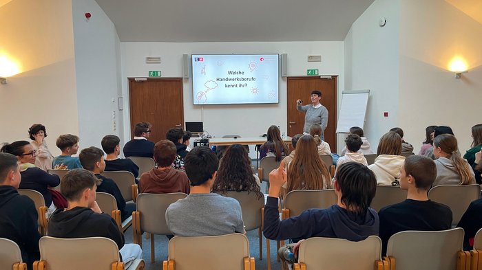 I giovani di Terlano scoprono le professioni dell'artigianato e del settore dell'ospitalità Giovani ascoltano una presentazione sulle professioni artigianali in aula