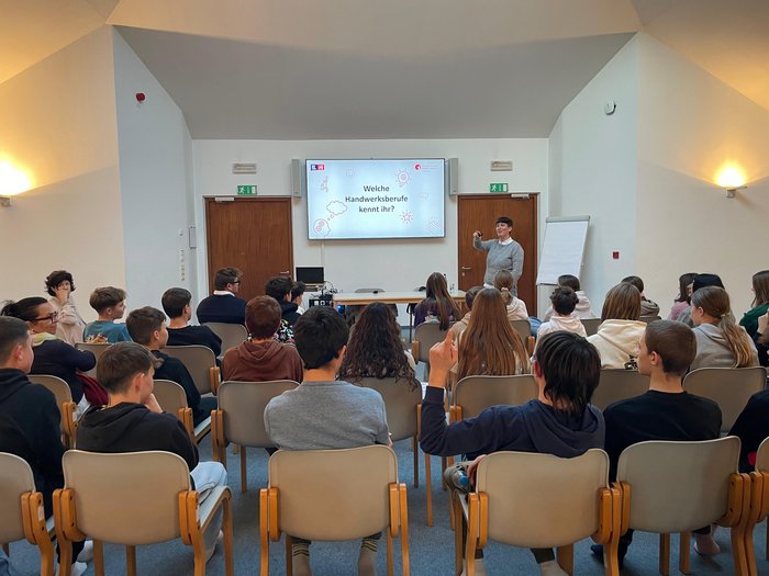 Jugendliche in Terlan entdecken Berufe im Handwerk und Gastgewerbe Jugendliche hören Vortrag über Handwerksberufe in einem Seminarraum